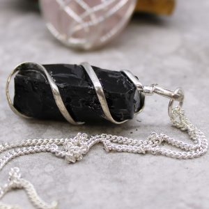 bG9jYWw6Ly9tZWRpYS8xSy84RS82MFIzMEMxRzZSVks4RTFLLzBlYzQzZGJhLmpwZWc.jpg Cascade Wrapped Gemstone Necklace - Rough Black Onyx
