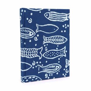 bG9jYWw6Ly9tZWRpYS8xTi8wRS82MFIzMEMxRzZXUzMwRTFOLzQ4YmM0YmM4LmpwZWc.jpg Cotton Bound Notebooks 20x15cm - 96 pages - Indigo Fish