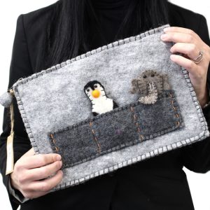bG9jYWw6Ly9tZWRpYS9ISi9DRC82MFIzMEMxRzZSUjNDREhKLzZjNTAwYTQ3LmpwZWc.jpg Tablet Pouch with Finger Puppets