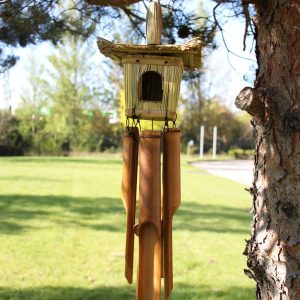 bG9jYWw6Ly9tZWRpYS9IUy9BQy82MFIzMEMxRzZSUjNBQ0hTLzgyYmQ5M2I3LmpwZWc.jpg Square Seagrass Bird Box with Chimes 49x15cm